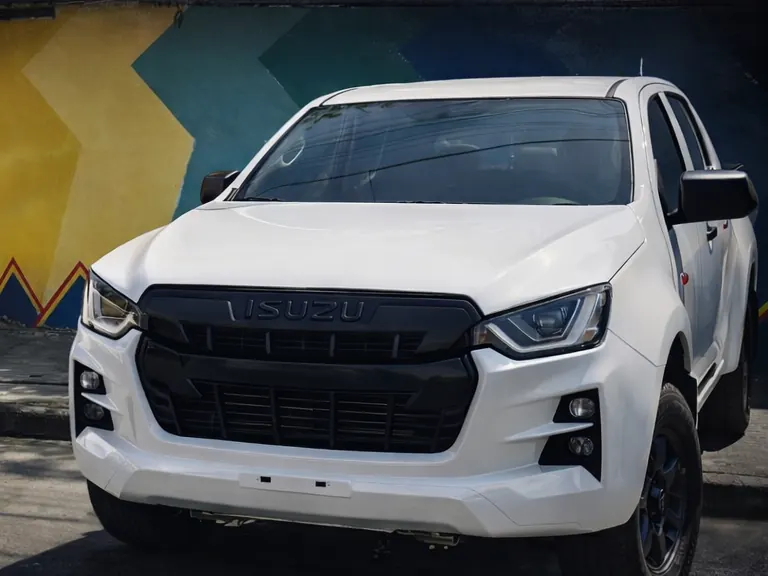 Isuzu D-Max después (de frente)