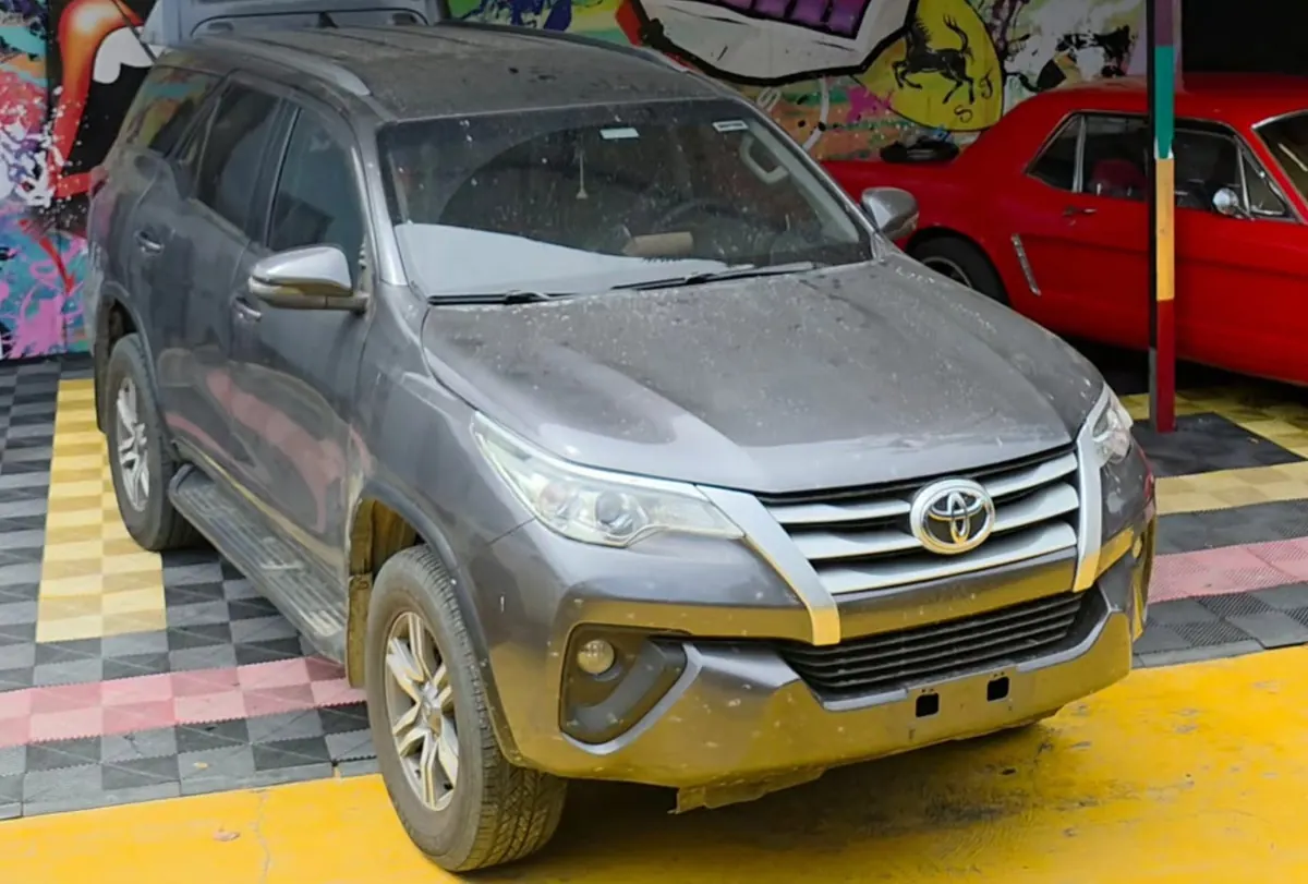 Toyota Fortuner antes (de frente)
