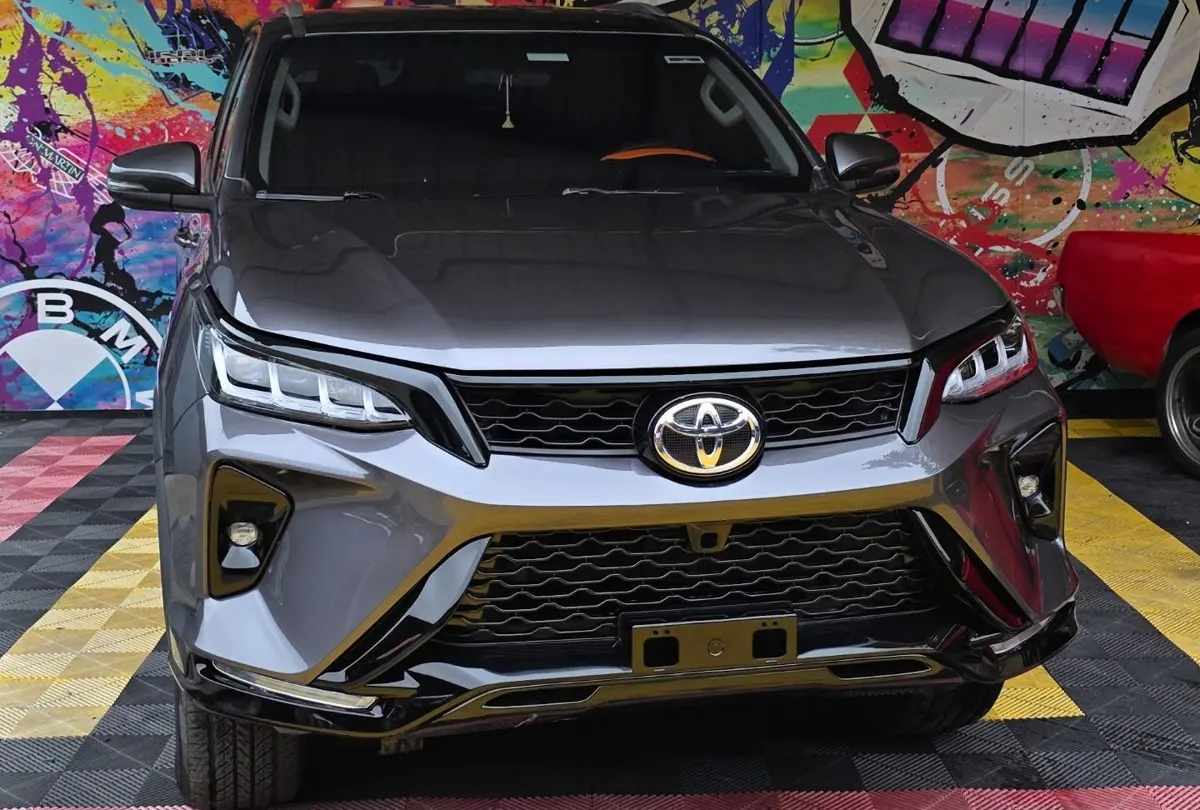 Toyota Fortuner después (de frente)